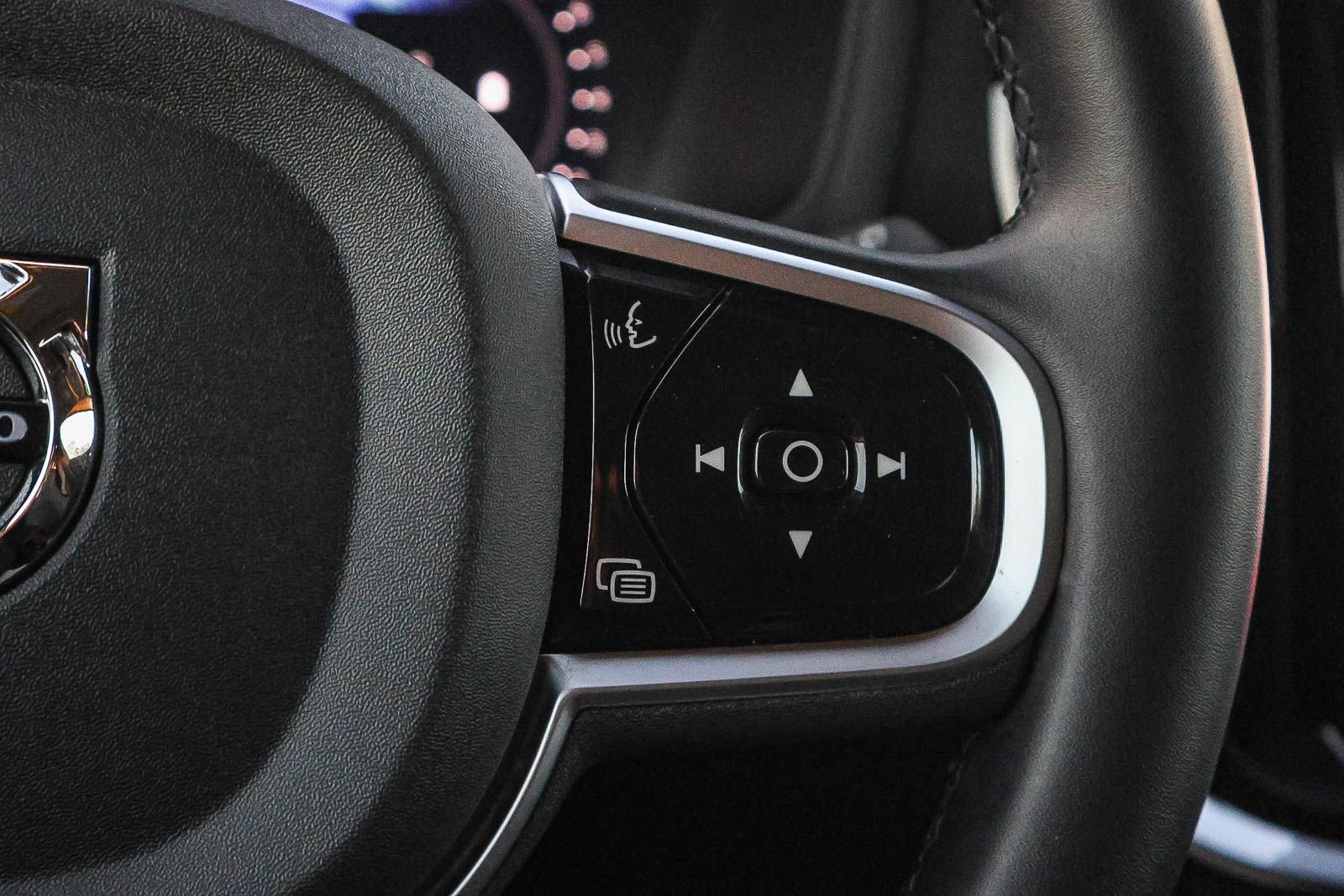 Used 2025 Volvo V60 B5 Cross Country Plus image 36