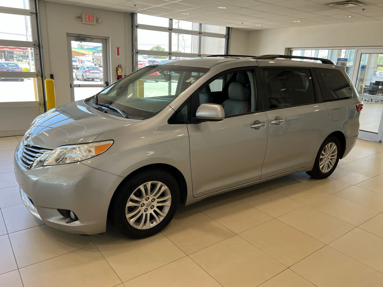 Used 2015 Toyota Sienna XLE FWD image 3