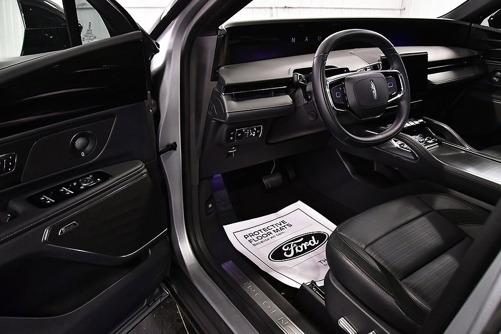 Used 2025 Lincoln Nautilus Reserve w/ Jet Appearance Package image 15
