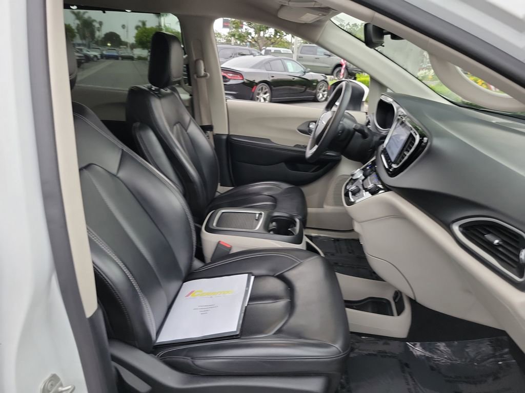 Used 2023 Chrysler Pacifica Touring-L image 12