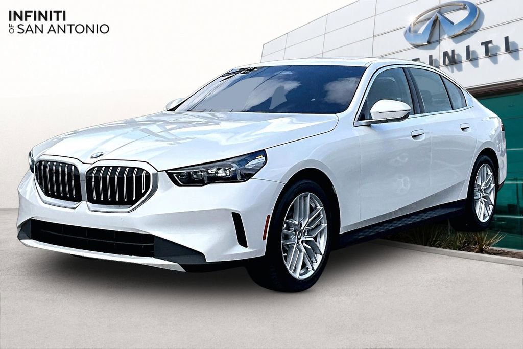 Used 2025 BMW 530i w/ Premium Package RWD image 13