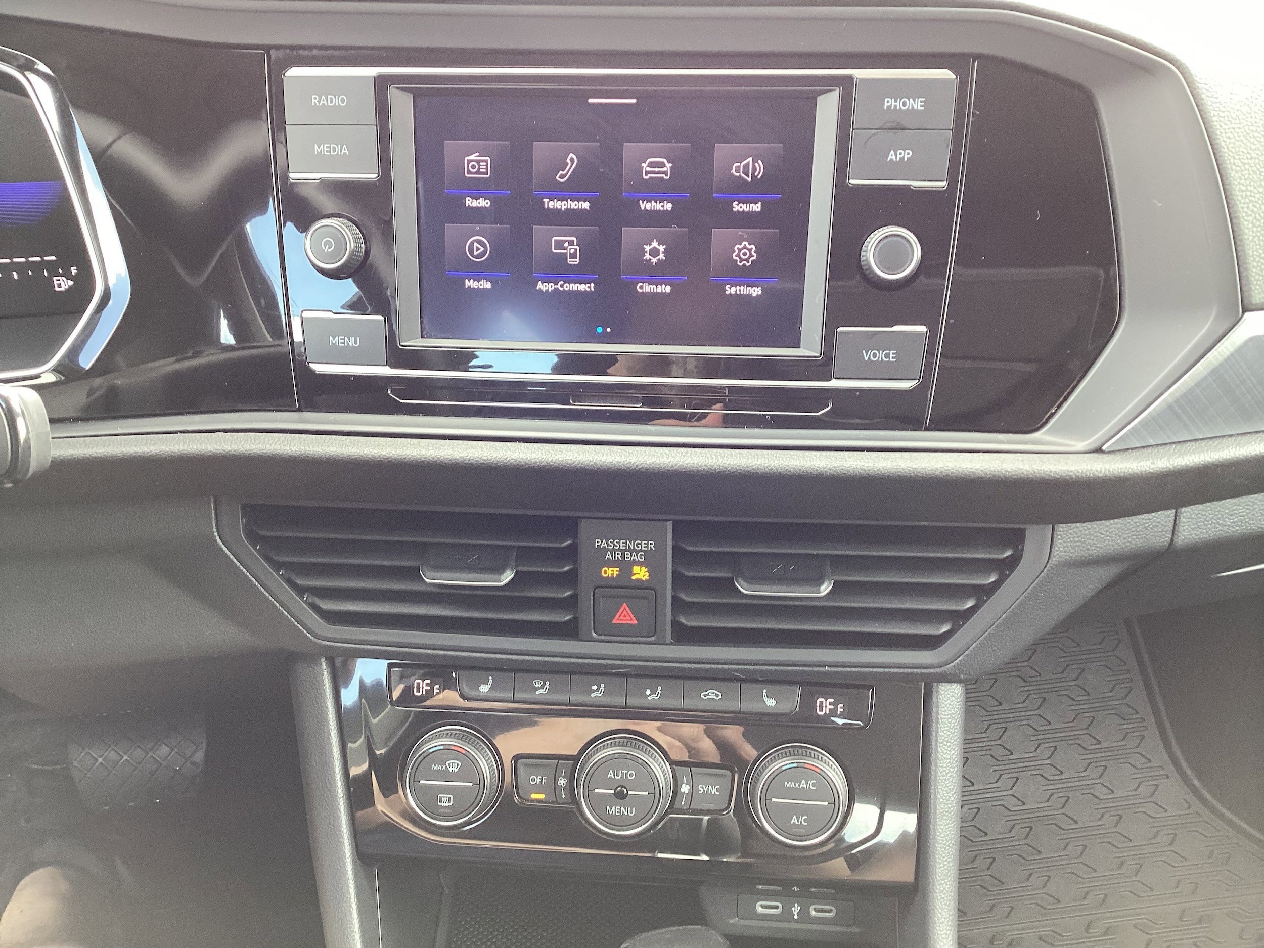 Used 2024 Volkswagen Jetta SE FWD image 17