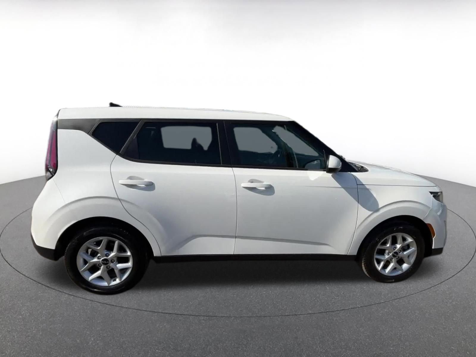Used 2025 Kia Soul LX w/ LX Technology Package FWD image 16