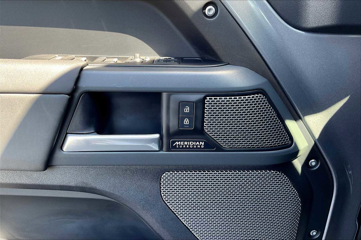 Used 2024 Land Rover Defender 110 X-Dynamic SE image 36