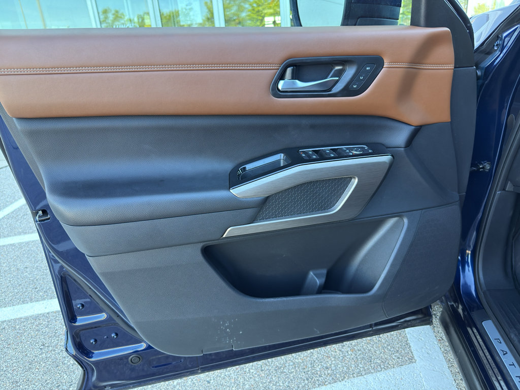 Used 2023 Nissan Pathfinder Platinum w/ Black Appearance Package FWD image 10
