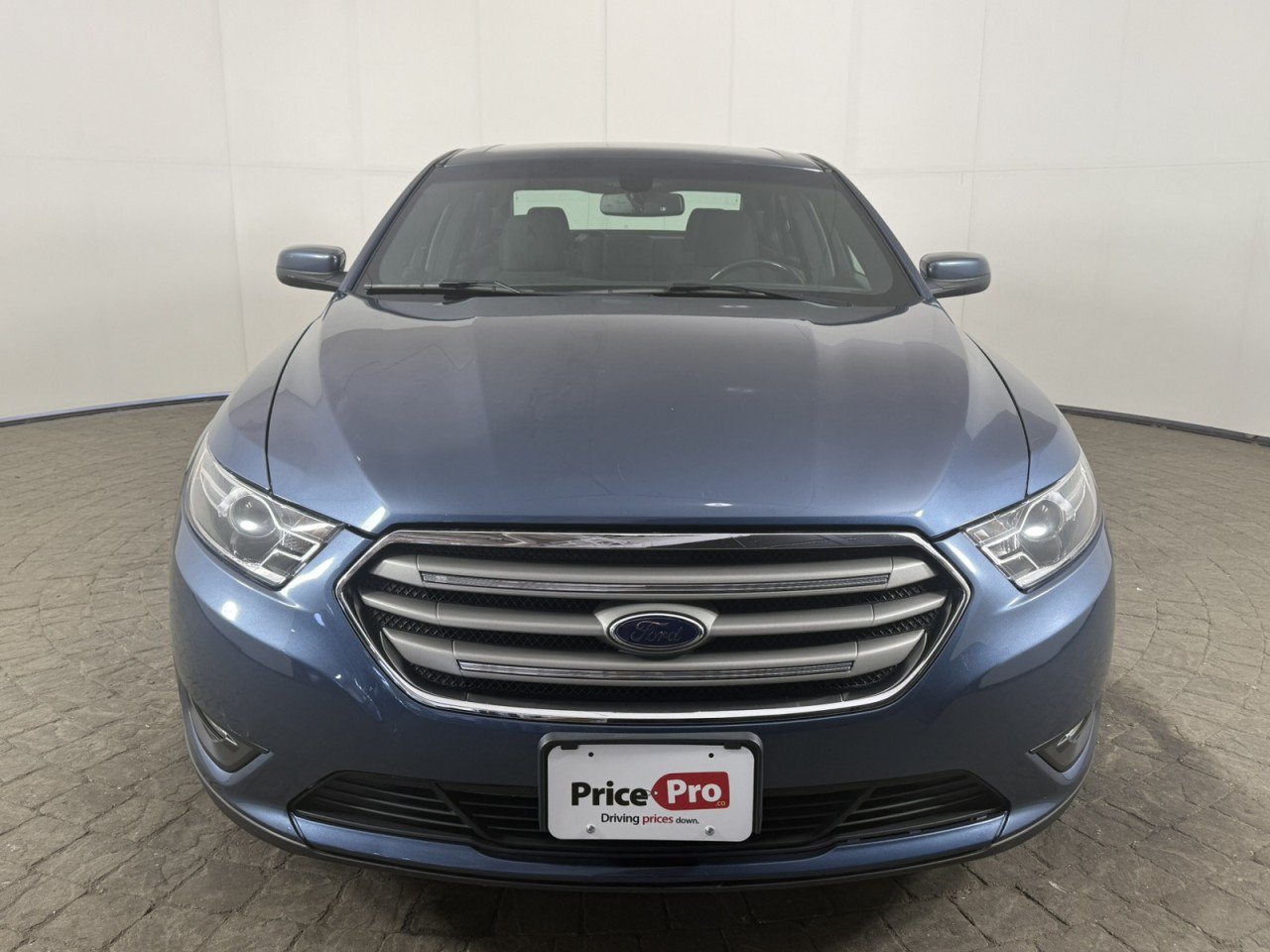 Used 2018 Ford Taurus SEL FWD image 2