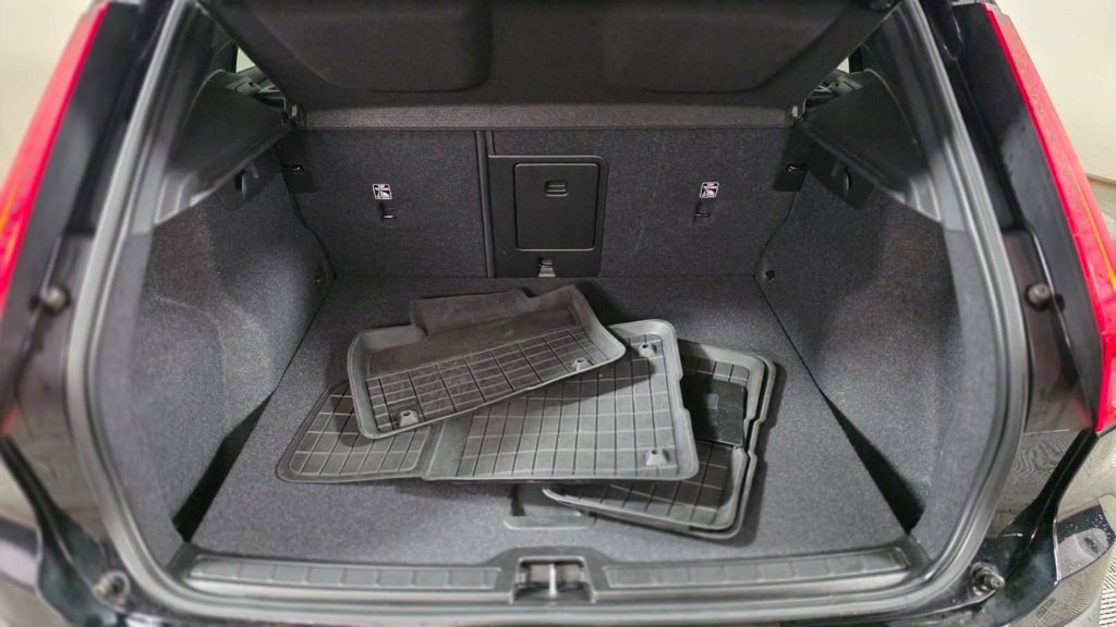 Used 2021 Volvo XC40 T5 Momentum w/ Climate Package image 6