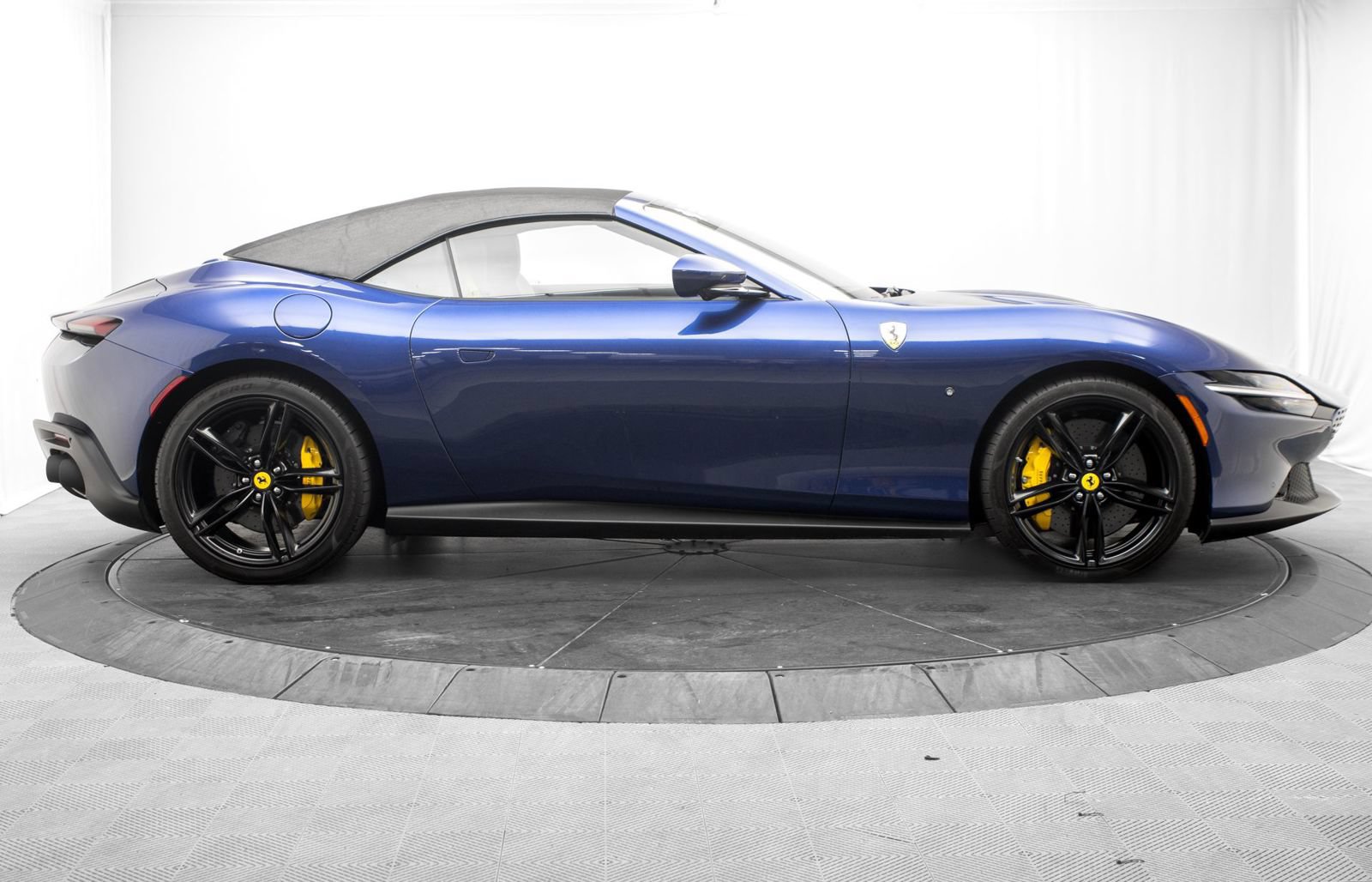 Used 2025 Ferrari Roma Spider RWD image 10
