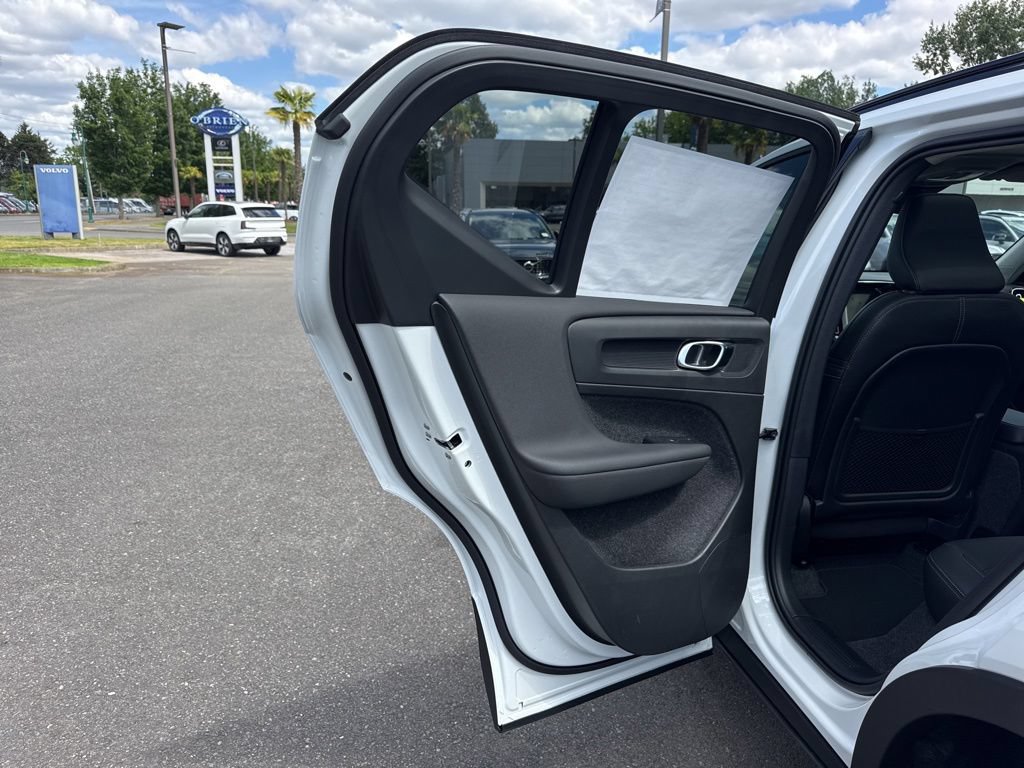 New 2026 Volvo XC40 B5 Plus w/ Climate Package AWD/4WD image 15