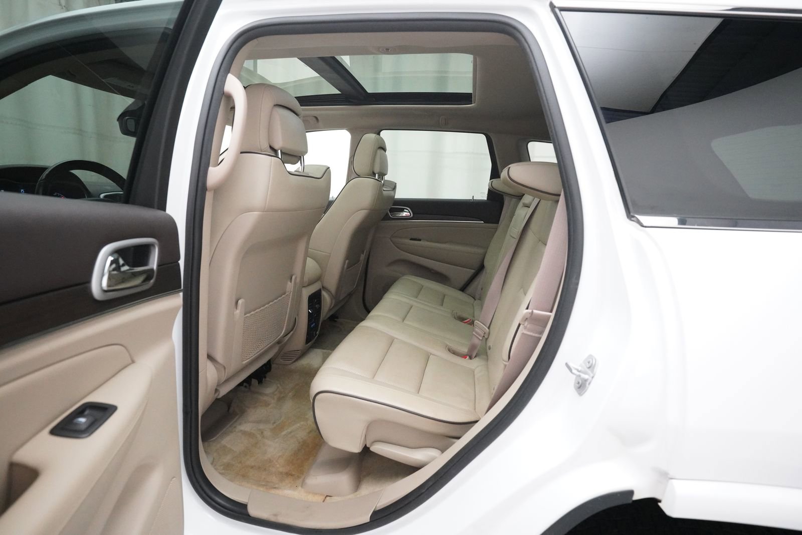 Used 2018 Jeep Grand Cherokee Overland AWD/4WD image 16