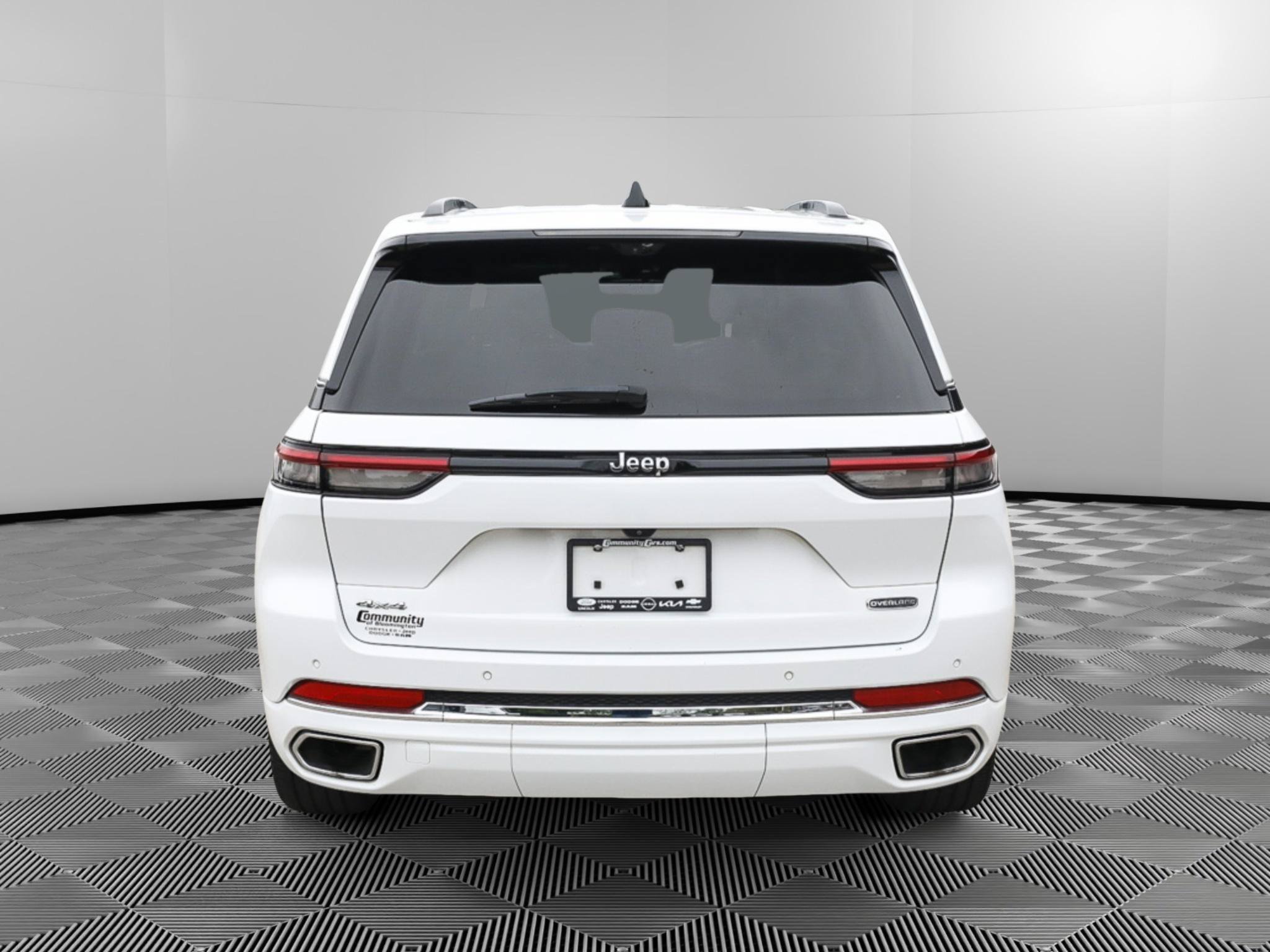 Used 2023 Jeep Grand Cherokee Overland w/ Luxury Tech Group IV AWD/4WD image 6