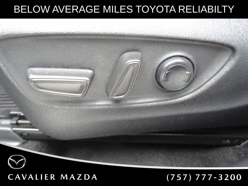 Used 2023 Toyota Highlander XLE AWD/4WD image 12