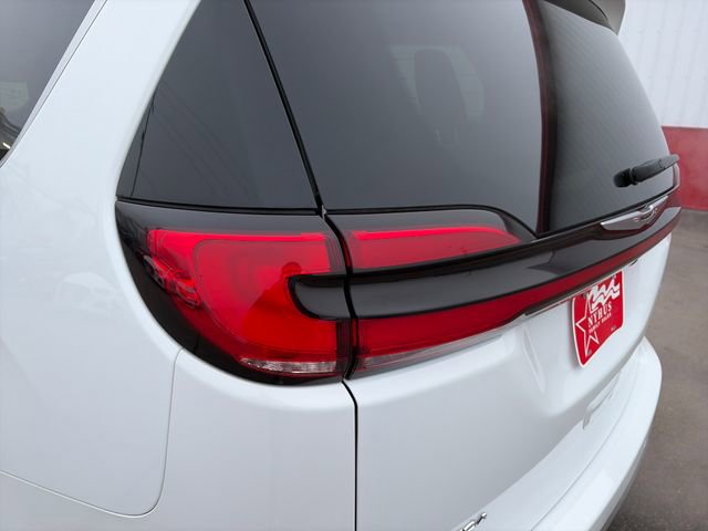 Used 2024 Chrysler Pacifica Touring-L FWD image 19
