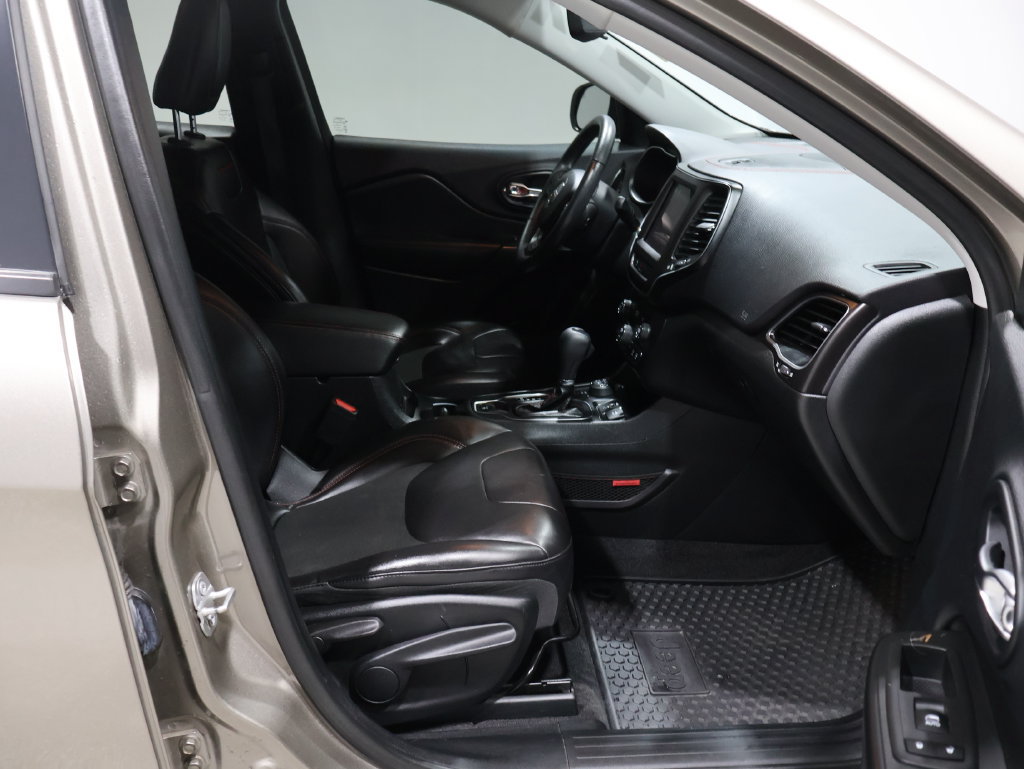 Used 2019 Jeep Cherokee Trailhawk w/ Cold Weather Group AWD/4WD image 23
