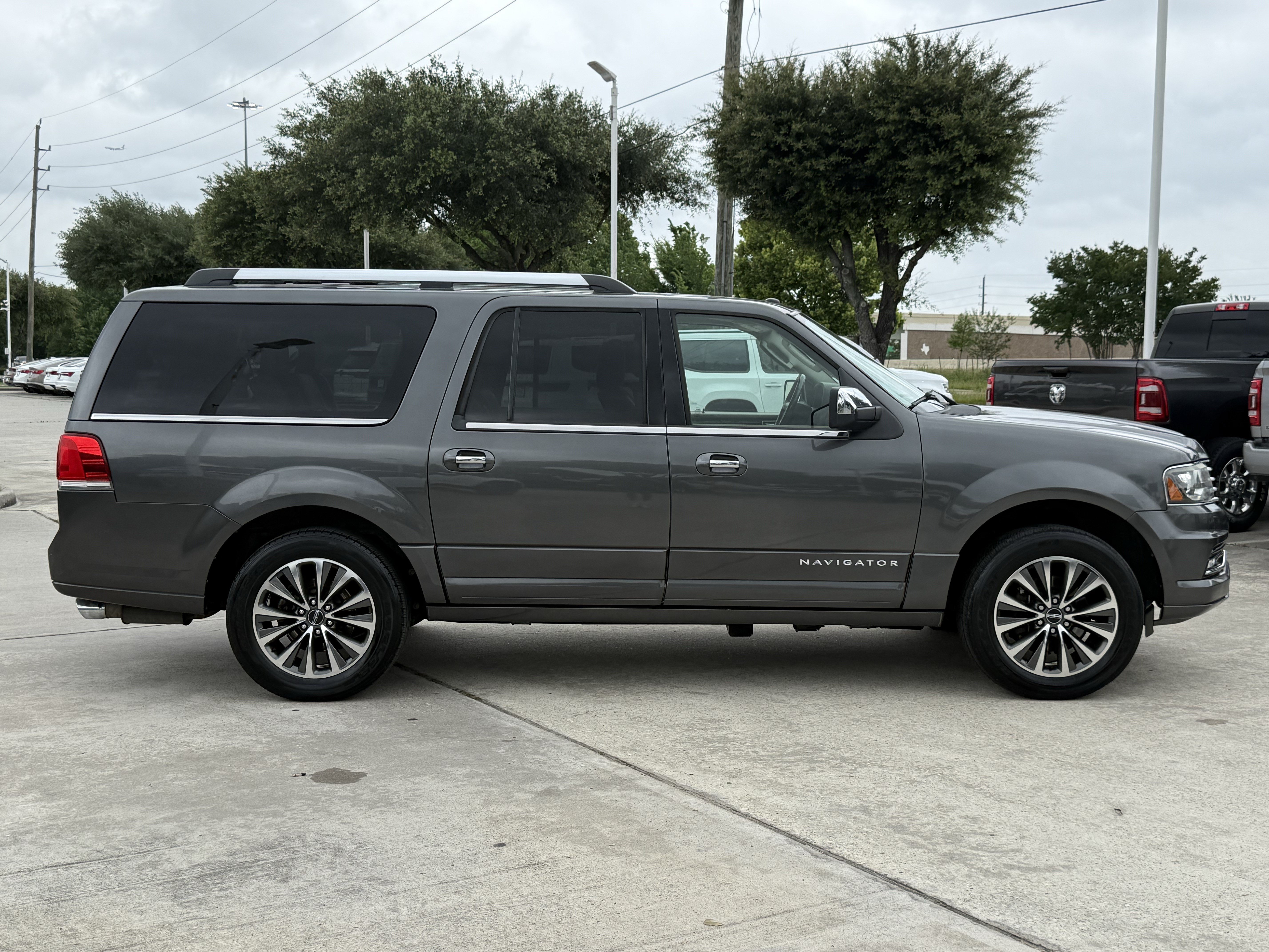 Used 2015 Lincoln Navigator L 2WD image 3