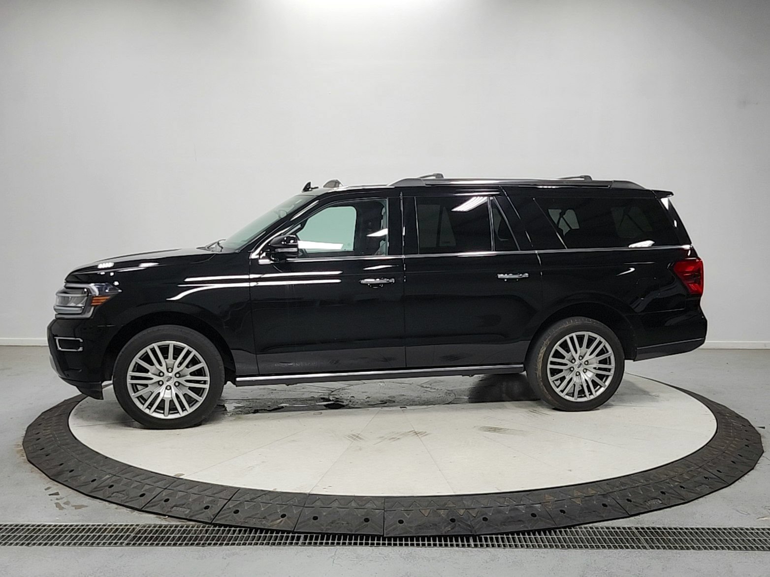 Used 2023 Ford Expedition Max Limited AWD/4WD image 4