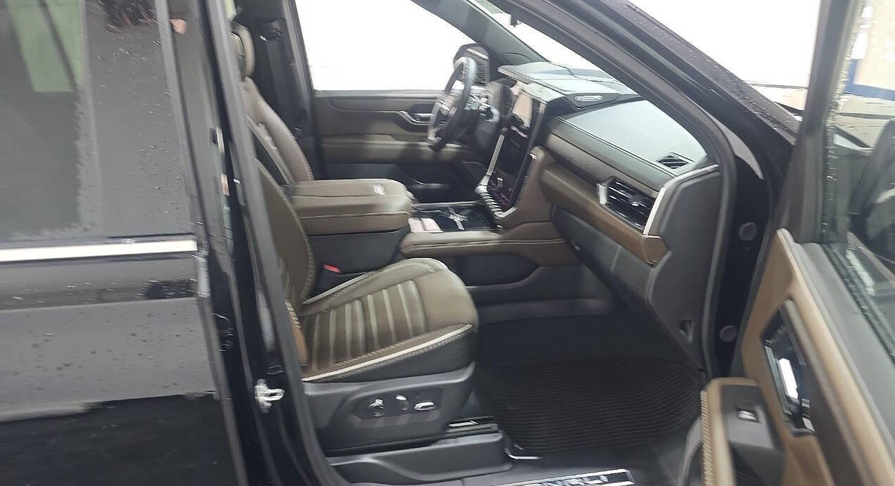 Used 2026 GMC Yukon XL Denali Ultimate AWD/4WD image 8