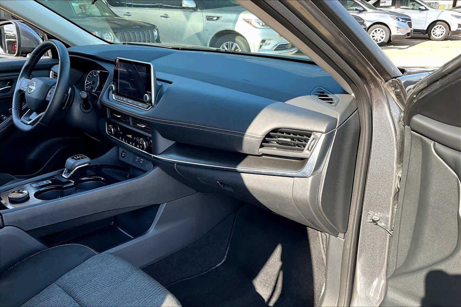 Used 2025 Nissan Rogue SV AWD/4WD image 17