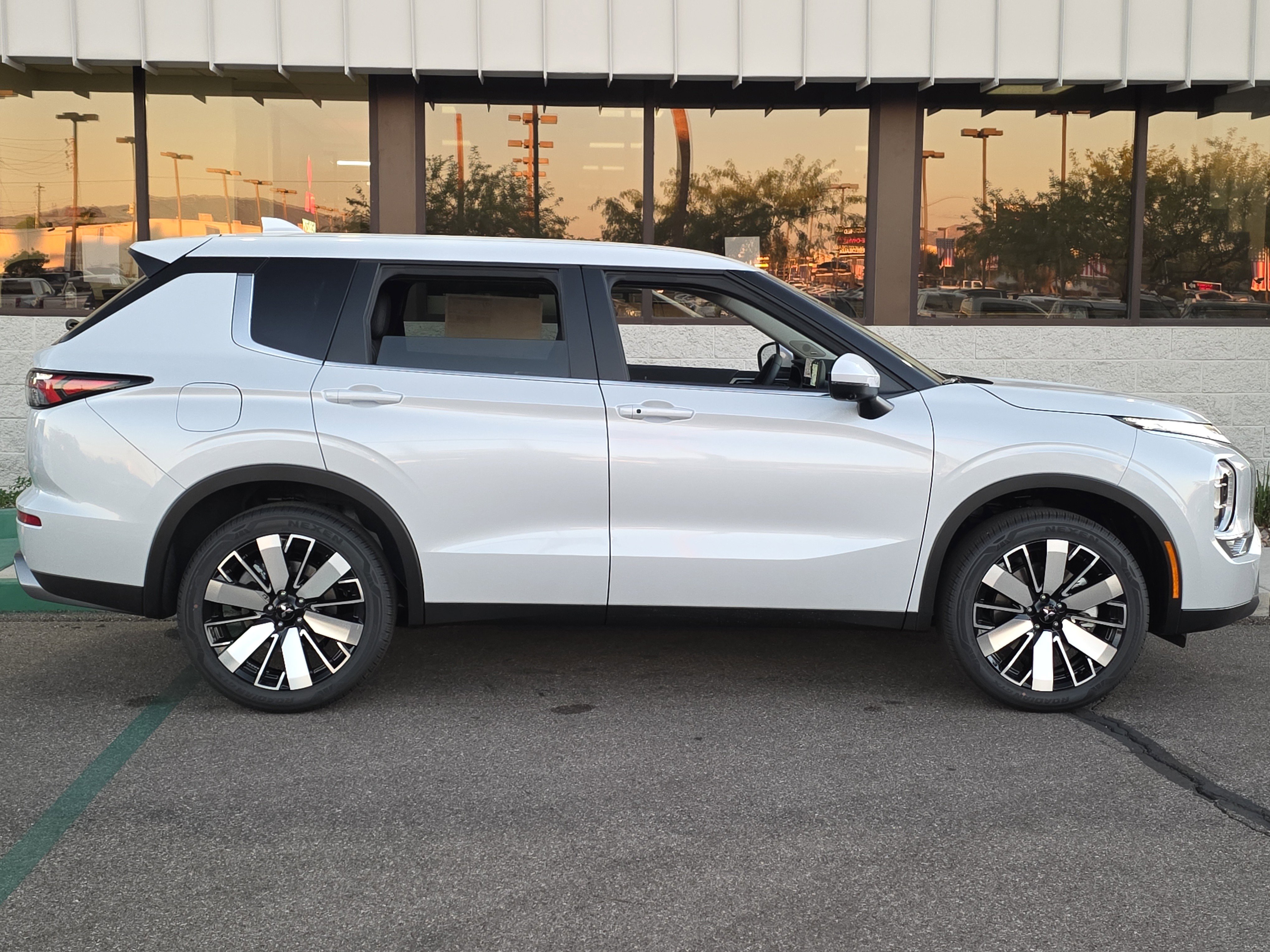 New 2025 Mitsubishi Outlander SE image 6
