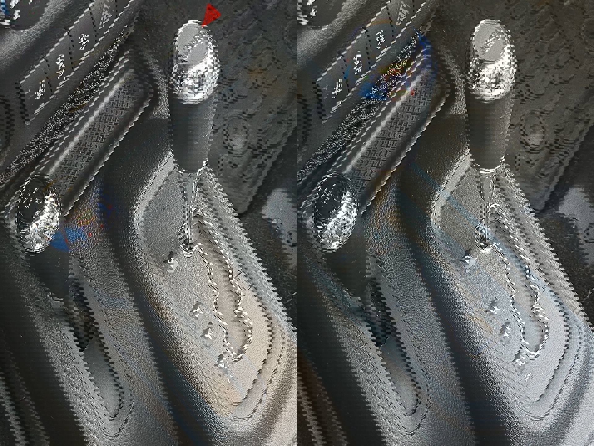 Used 2017 Jeep Wrangler Unlimited Rubicon w/ Connectivity Group image 18