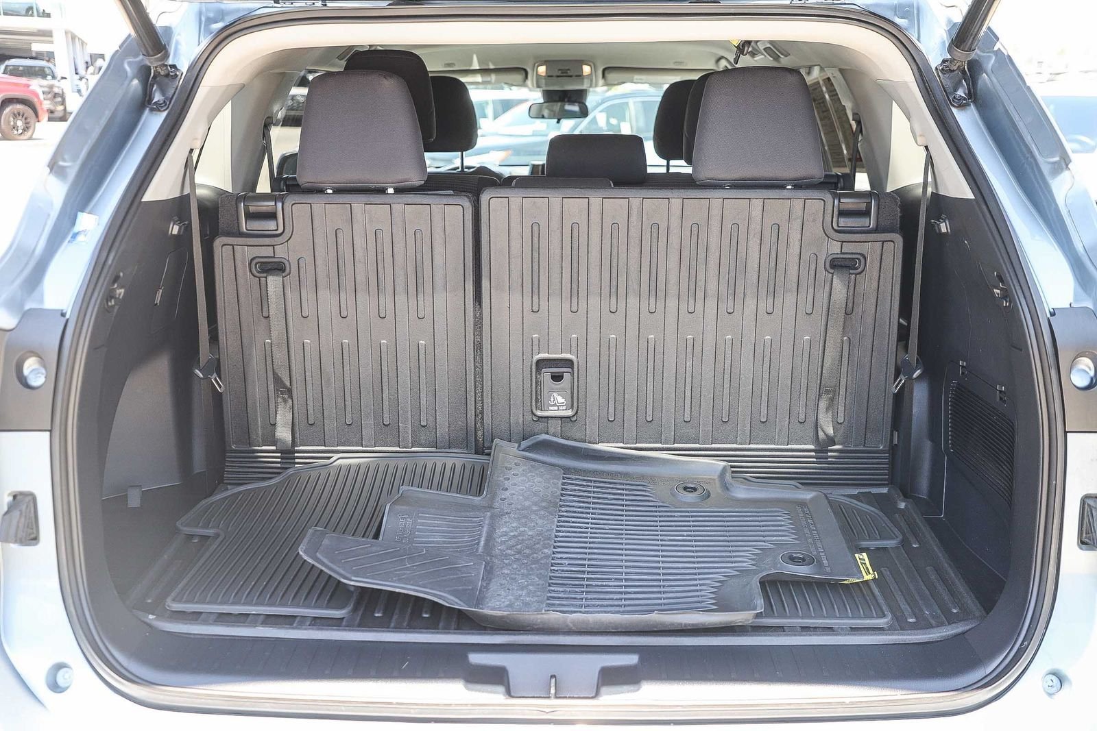 Used 2023 Toyota Highlander LE FWD image 25