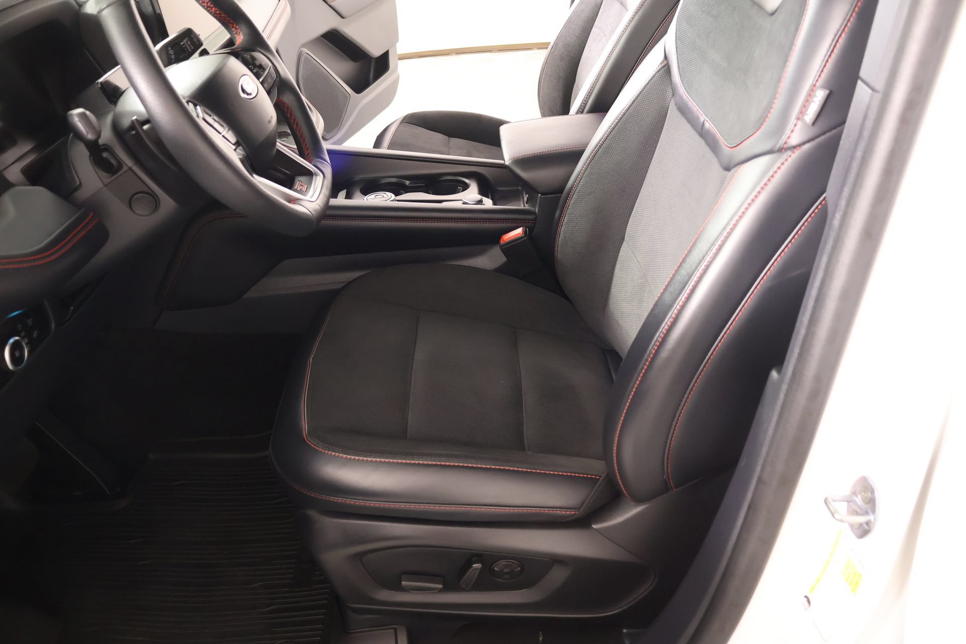 Used 2025 Ford Explorer ST RWD image 11