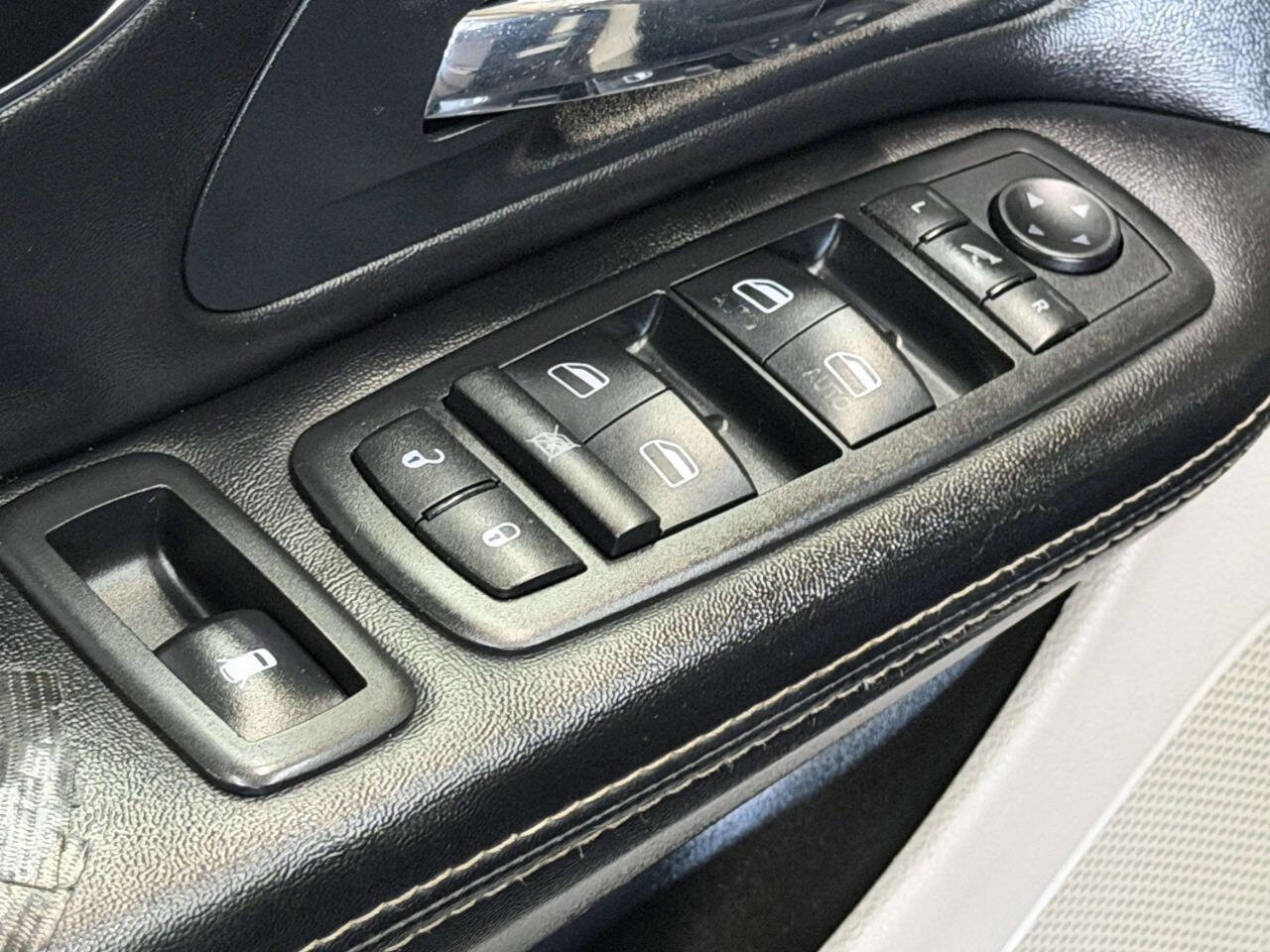 Used 2014 Chrysler Town & Country Touring-L image 15