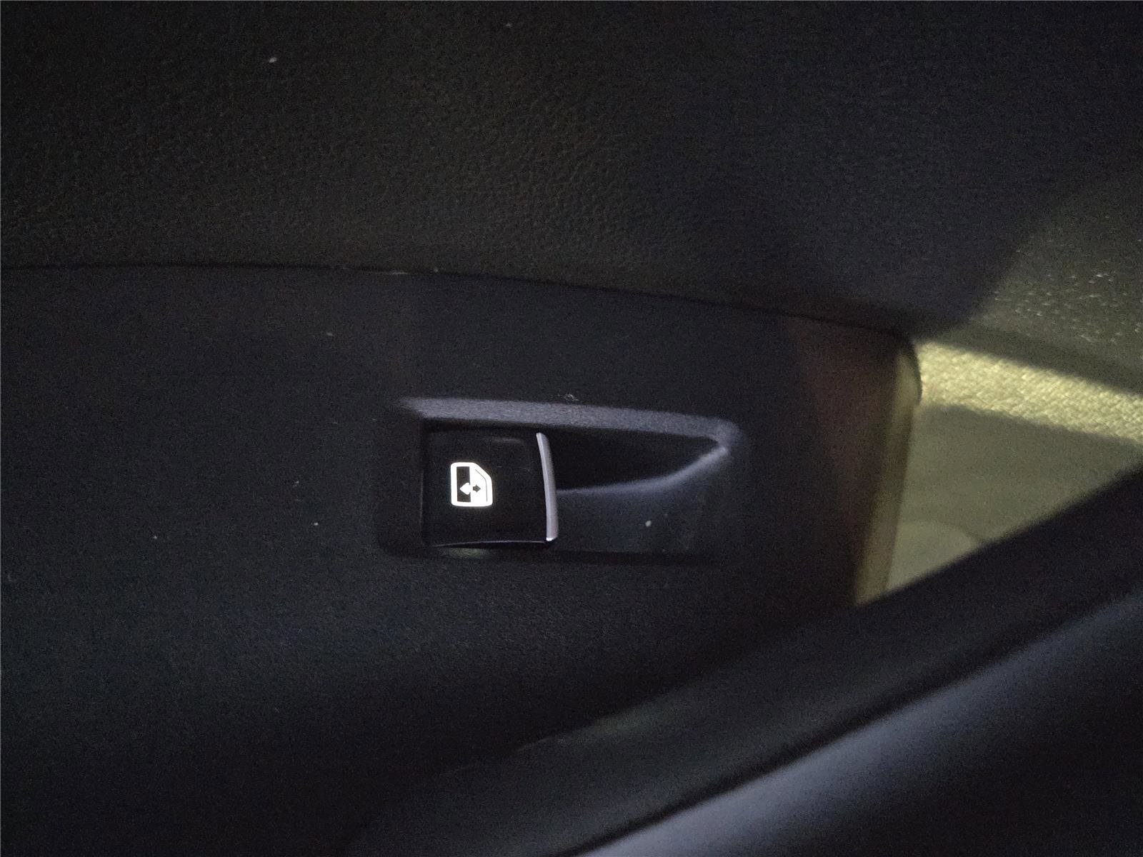 Certified 2025 Volkswagen Jetta SE w/ Sunroof Package image 26