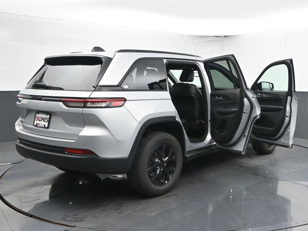 Used 2024 Jeep Grand Cherokee Altitude image 58