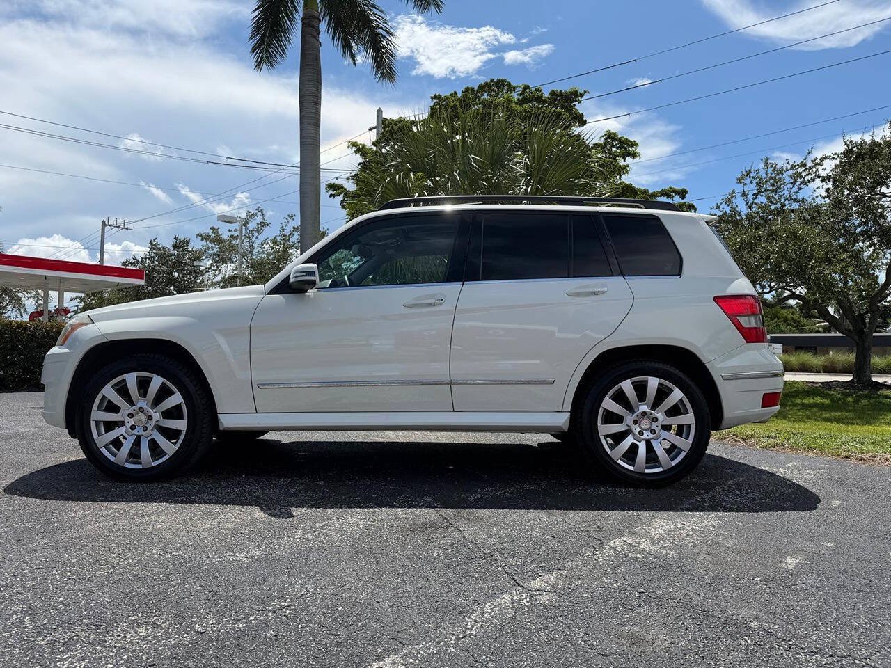 Used 2010 Mercedes-Benz GLK 350 2WD image 2