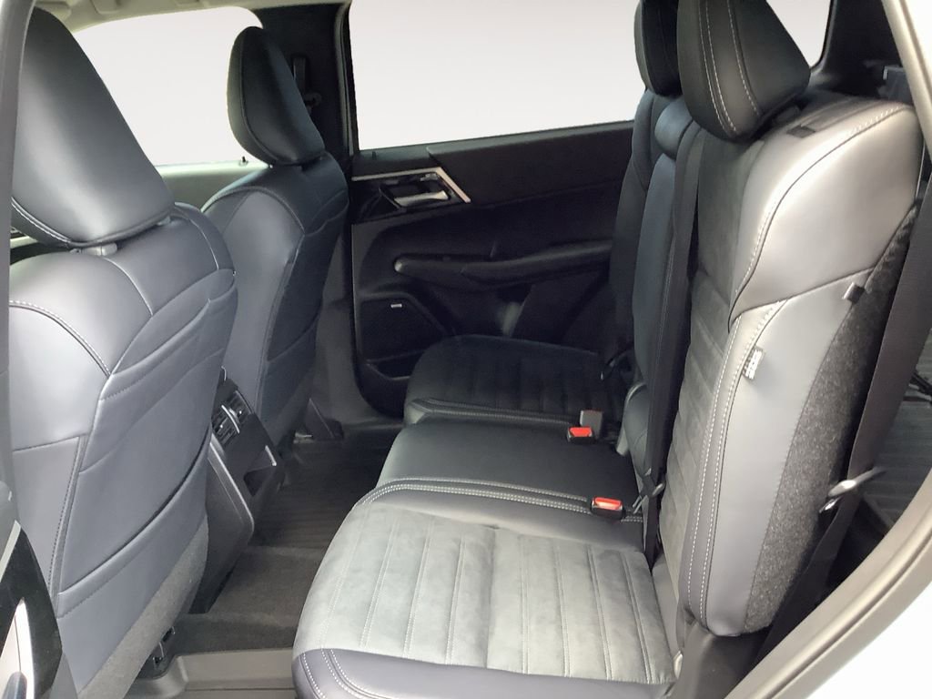 New 2025 Mitsubishi Outlander SE image 13