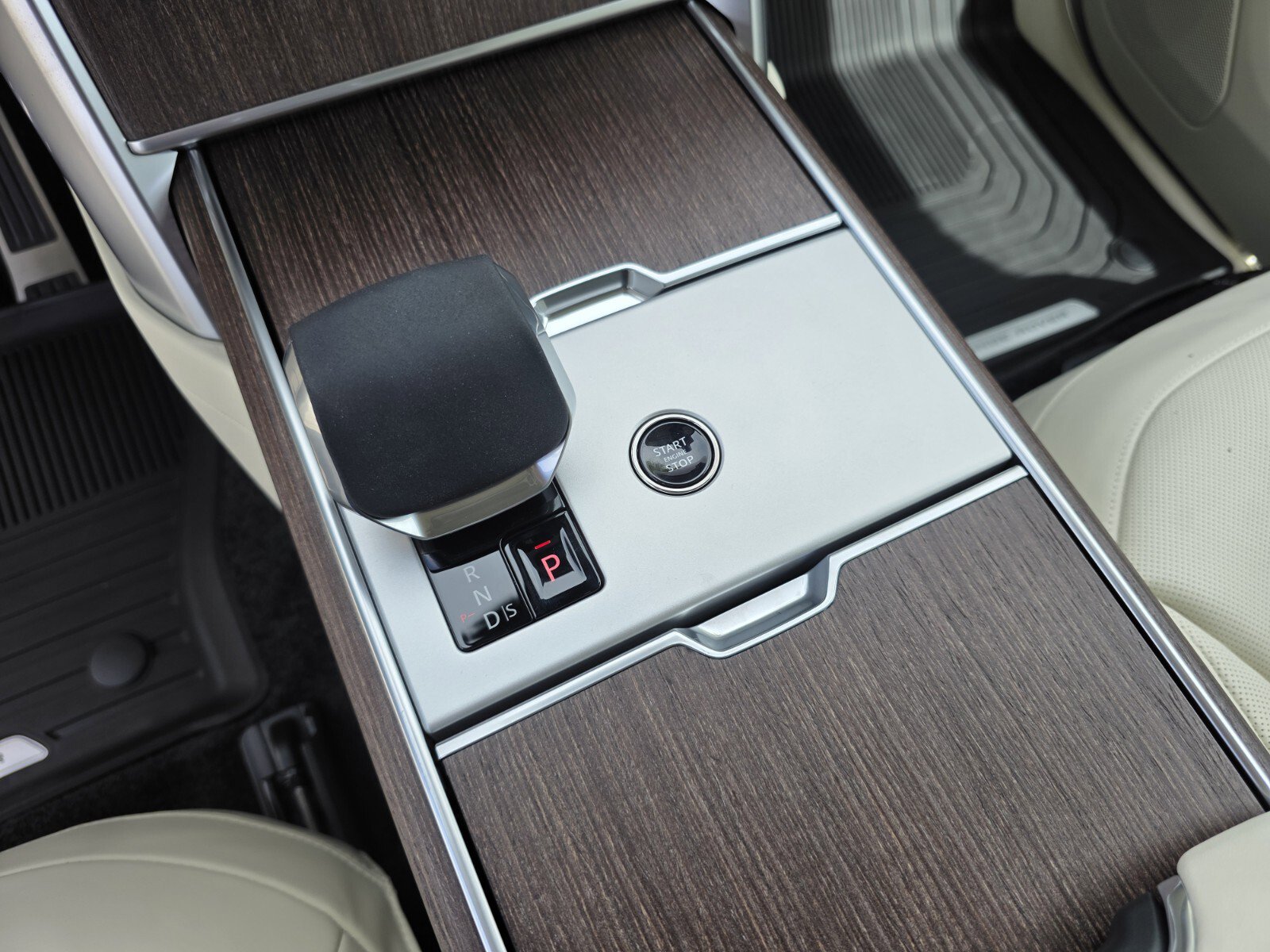 New 2026 Land Rover Range Rover SE image 17