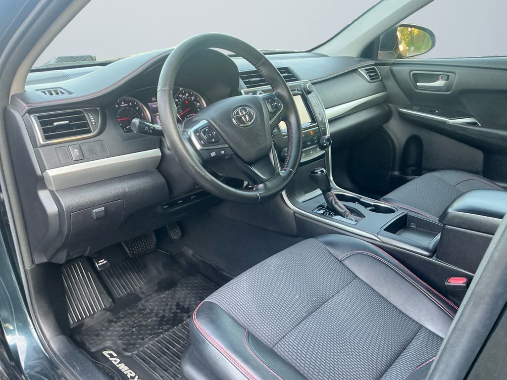 Used 2016 Toyota Camry SE w/ Moonroof Package image 9