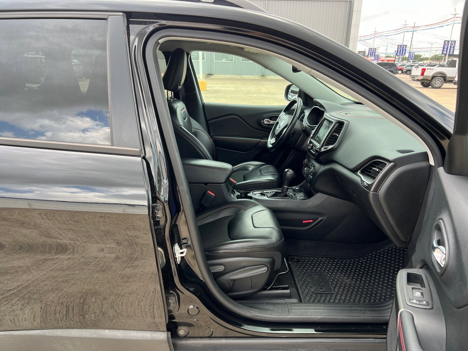 Used 2020 Jeep Cherokee Trailhawk w/ Comfort/Convenience Group AWD/4WD image 9