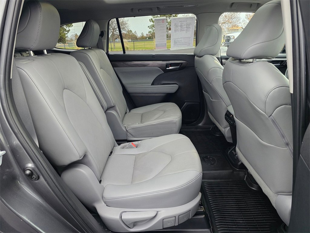 Used 2023 Toyota Highlander Platinum image 12