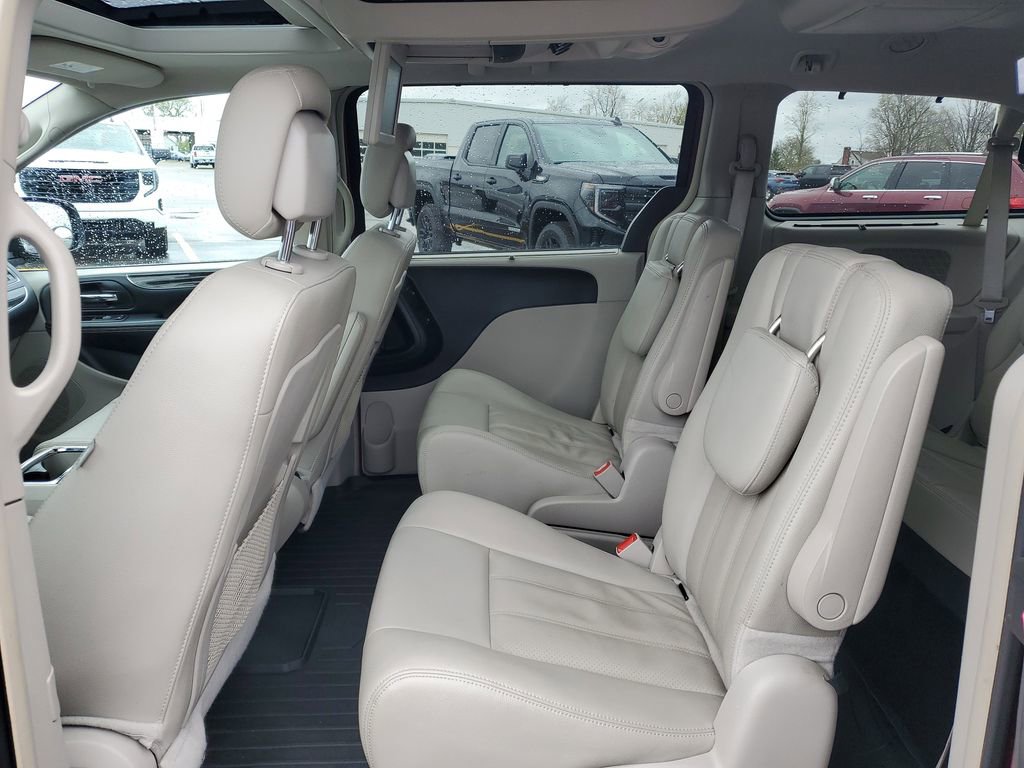 Used 2016 Chrysler Town & Country Touring-L image 26