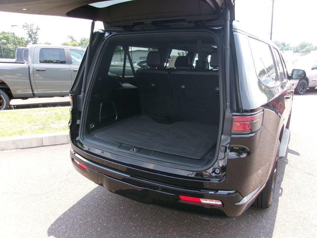 Certified 2024 Jeep Wagoneer L Series II AWD/4WD image 18