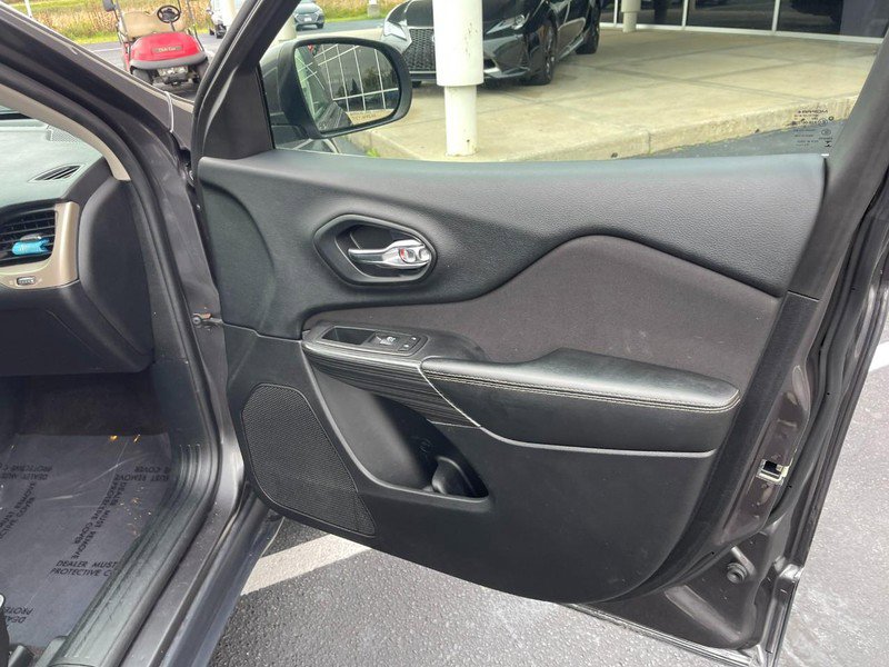 Used 2017 Jeep Cherokee Latitude w/ Cold Weather Group image 8