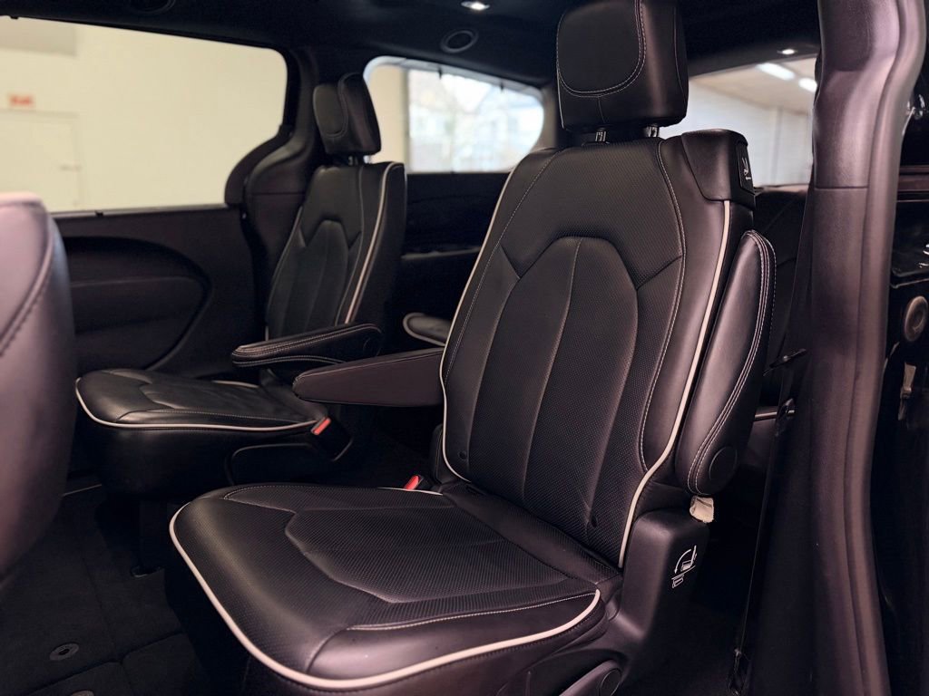 Used 2025 Chrysler Pacifica Limited FWD image 21