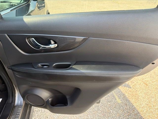Used 2017 Nissan Rogue SV w/ SV Premium Package AWD/4WD image 18
