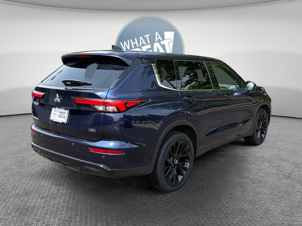 Used 2023 Mitsubishi Outlander SE image 3