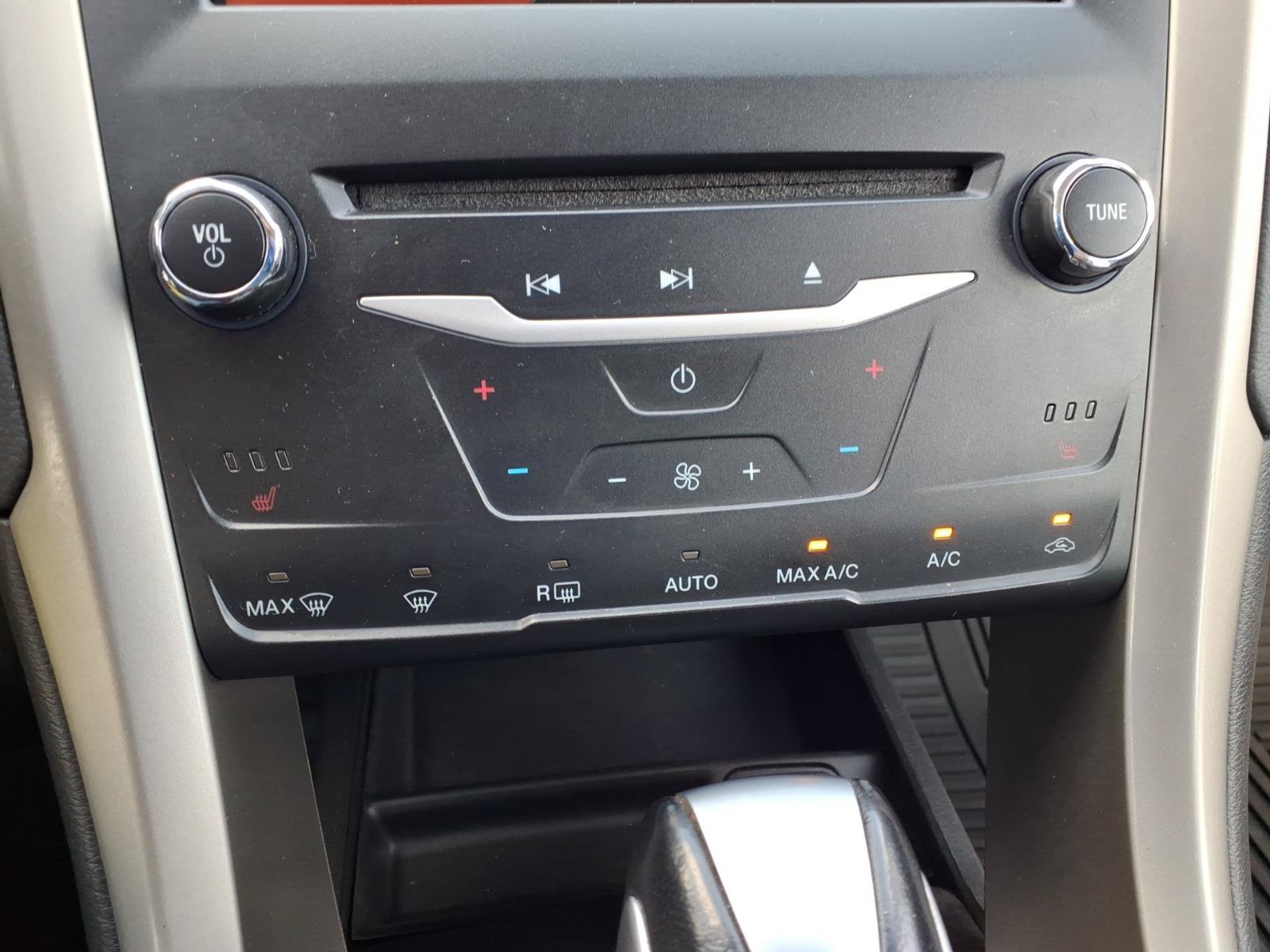 Used 2015 Ford Fusion SE w/ Equipment Group 202A FWD image 15