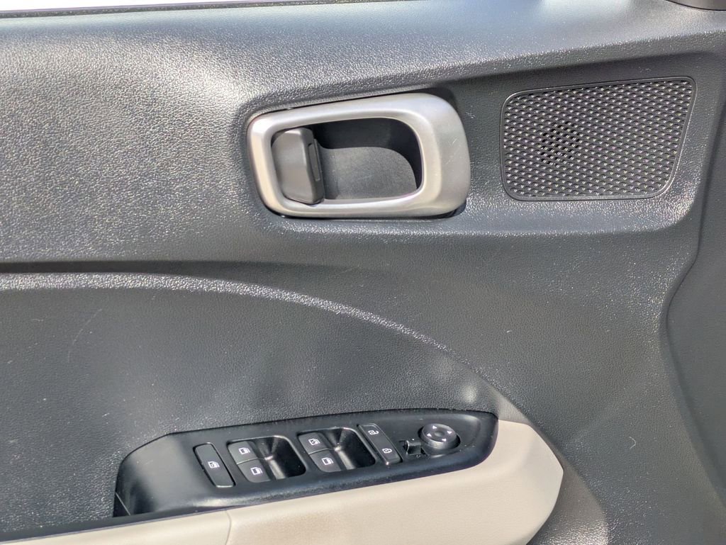 Used 2025 Hyundai Venue SEL image 13