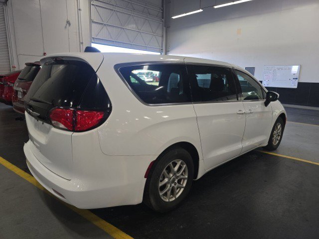 Used 2022 Chrysler Voyager LX FWD image 3
