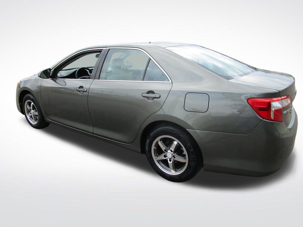 Used 2012 Toyota Camry L image 3