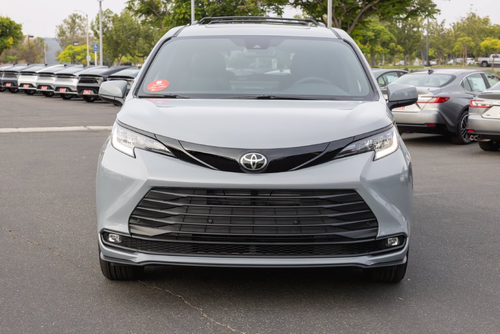 New 2026 Toyota Sienna XLE Woodland Edition AWD/4WD image 2