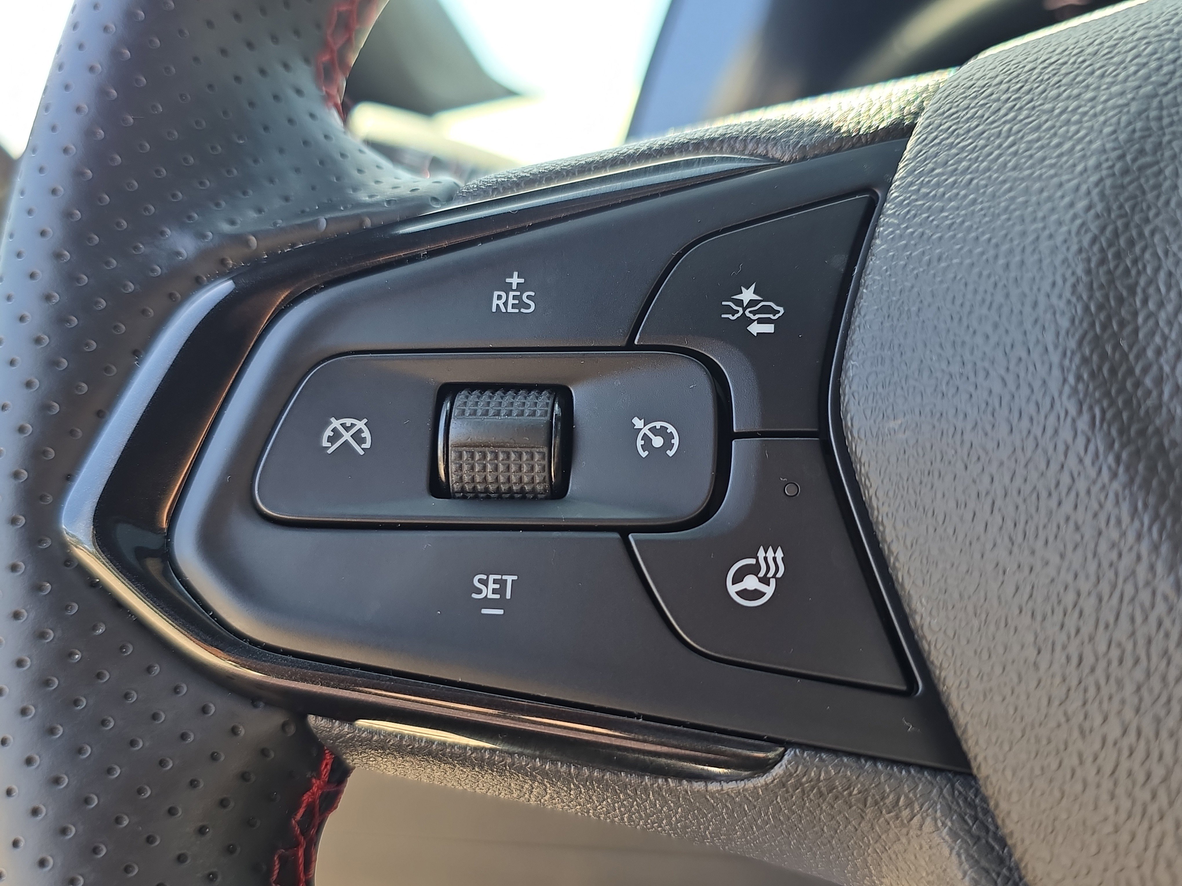 Used 2024 Chevrolet Trax RS w/ Sunroof Package image 32