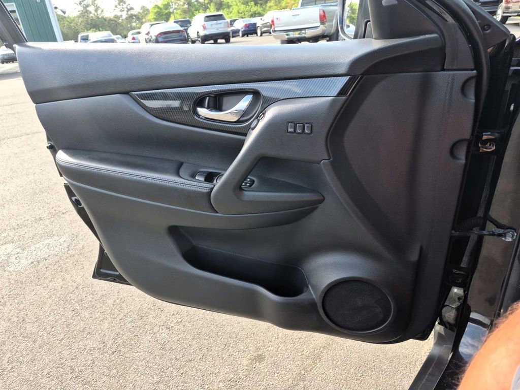 Used 2017 Nissan Rogue SL w/ SL Premium Package image 8