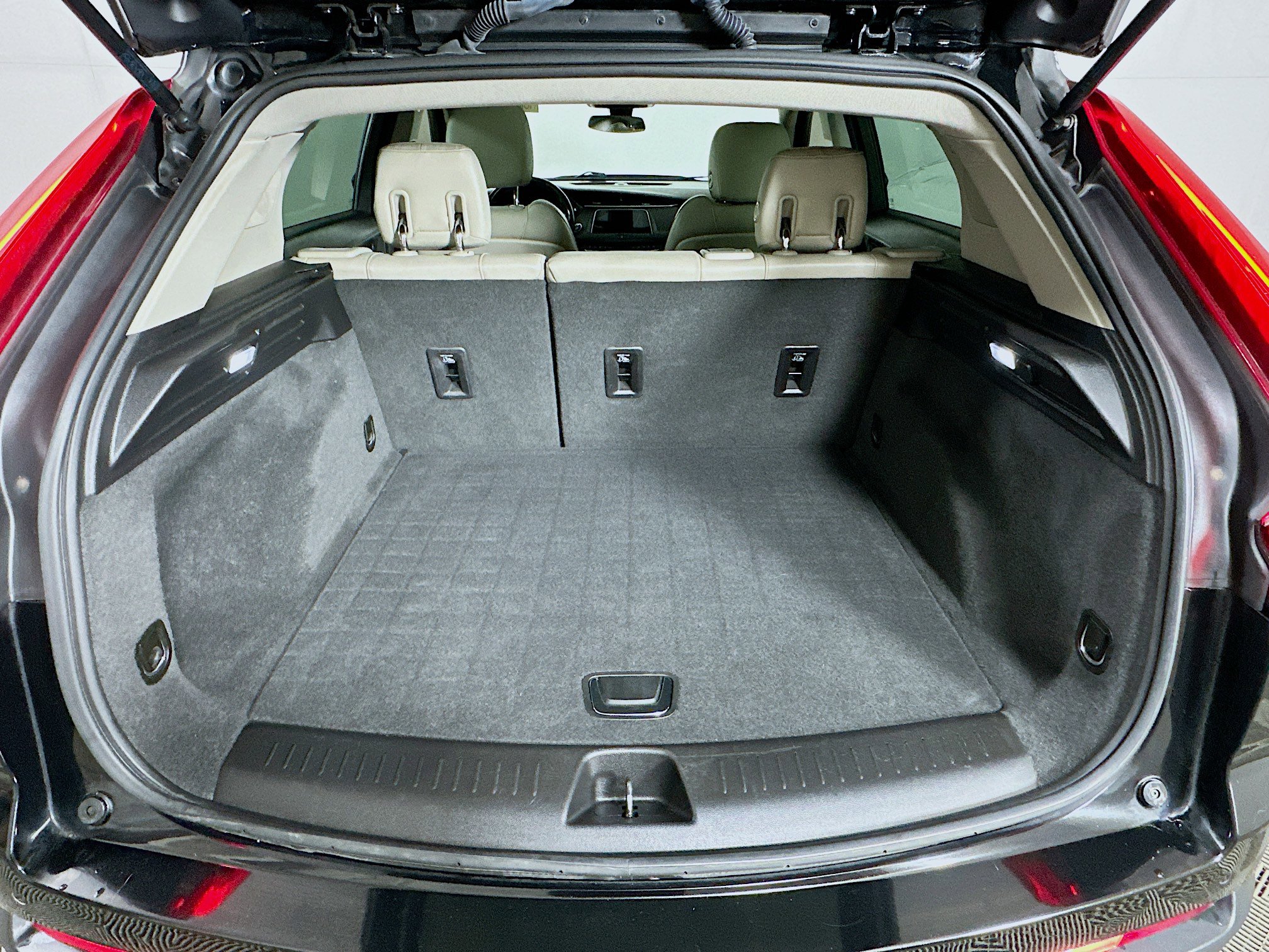 Used 2019 Cadillac XT4 Luxury w/ Cold Weather Package AWD/4WD image 25