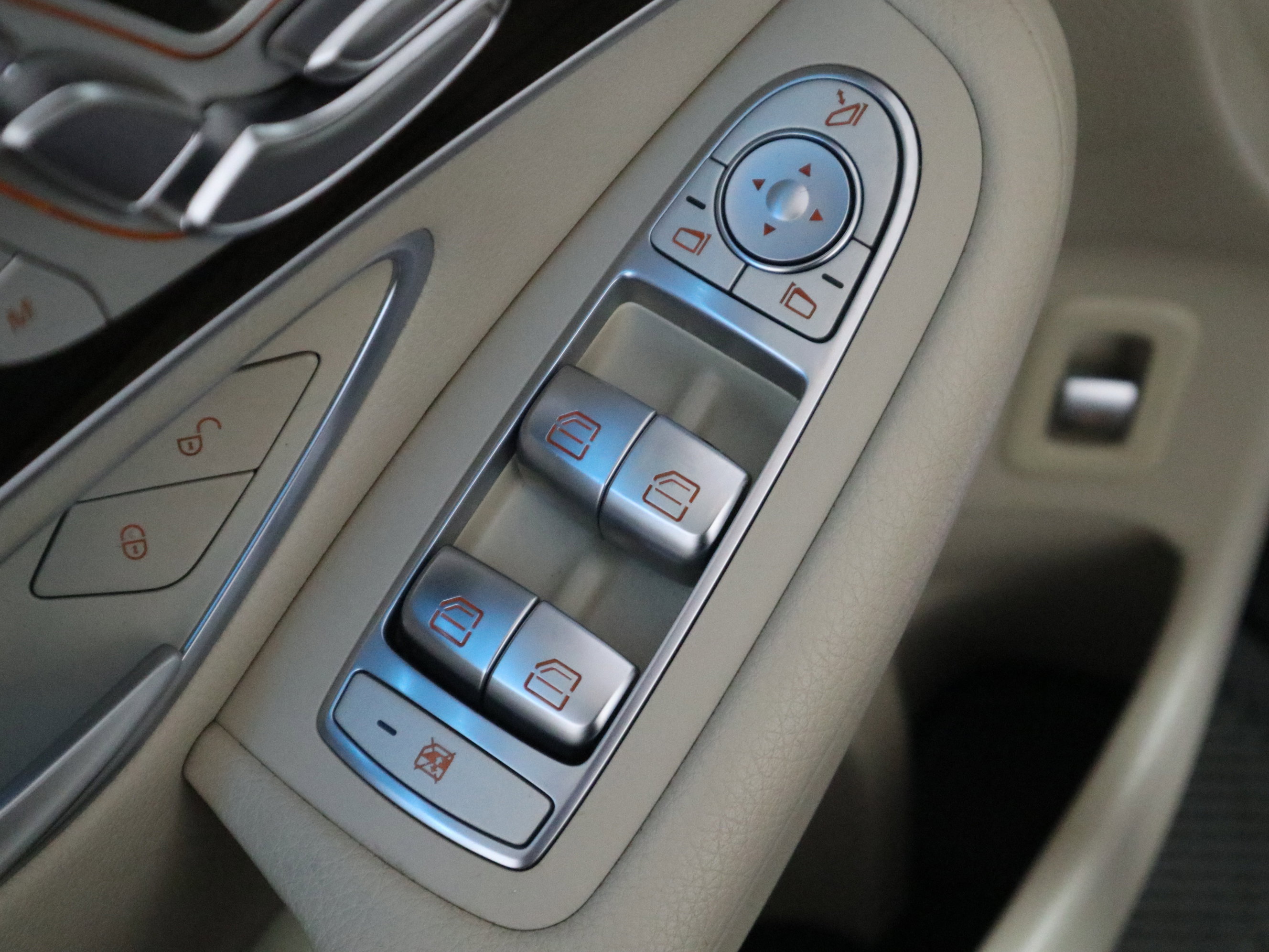 Used 2019 Mercedes-Benz GLC 300 w/ Premium Package image 34